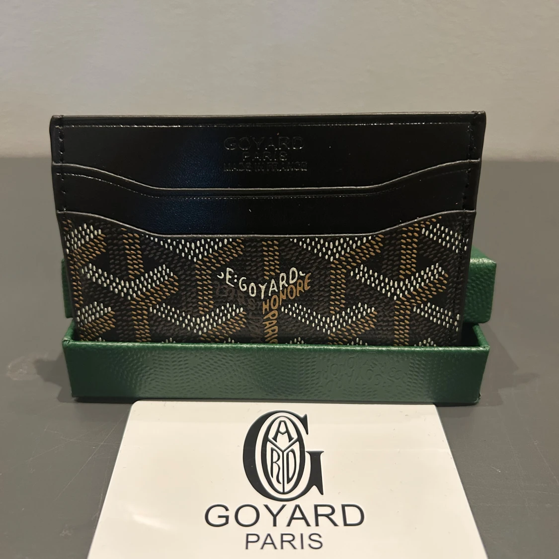  svart plånbok med mönster