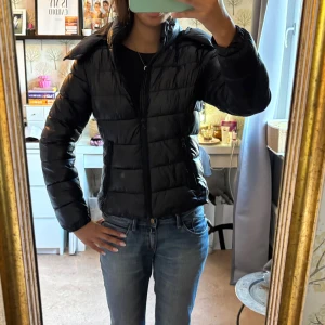 Svart pufferjacka från 157, XXS - Säljer en svart pufferjacka från 157 i storlek XXS. Jackan är använd en halv vinter och inga täken på användning. Skriv om du har frågor ele vill ha fler blider på jackan🩷