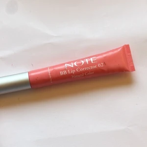 Note BB Lip Corrector 02 - BB Lip Corrector 02 från Note i färgen Natural Color. Tuben är korallrosa med silvrig kork och har en krämig formula som ger läpparna en naturlig ton och återfuktning. Perfekt för dig som vill ha en fräsch och mjuk look på läpparna.