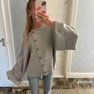 Grå oversized kofta med knappar!!! - Säljer en grå oversized kofta med breda ärmar skit  snygg!!!