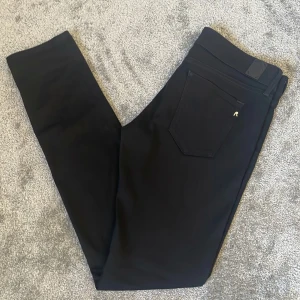 Svarta Replay Jeans  - Tja! Säljer nu dessa skitsnygga Replay Jeans. Storlek W28 L32, Färg svart, Skick 9/10, Nypris cirka 1000kr nu endas för 349kr! Hör av er vid minsta lilla fråga eller fundering! Modellen på bilden är cirka 165cm lång! 