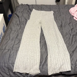 Matchande grått sett - Säljer ett matchande sett från shein, tröjan har en krage som går att vika ner så som det ser ut på bilden men det går också och vika upp den beroende på hur man vill ha det och byxorna är högmidjade sitter bra vid midjan och ner till. Det är storlek S på både tröjan och byxorna