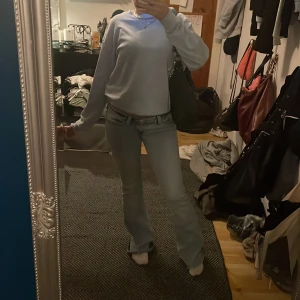 Ljusblå sweatshirt  - Säljer en ljusblå sweatshirt från monki i storlek xs💕💕