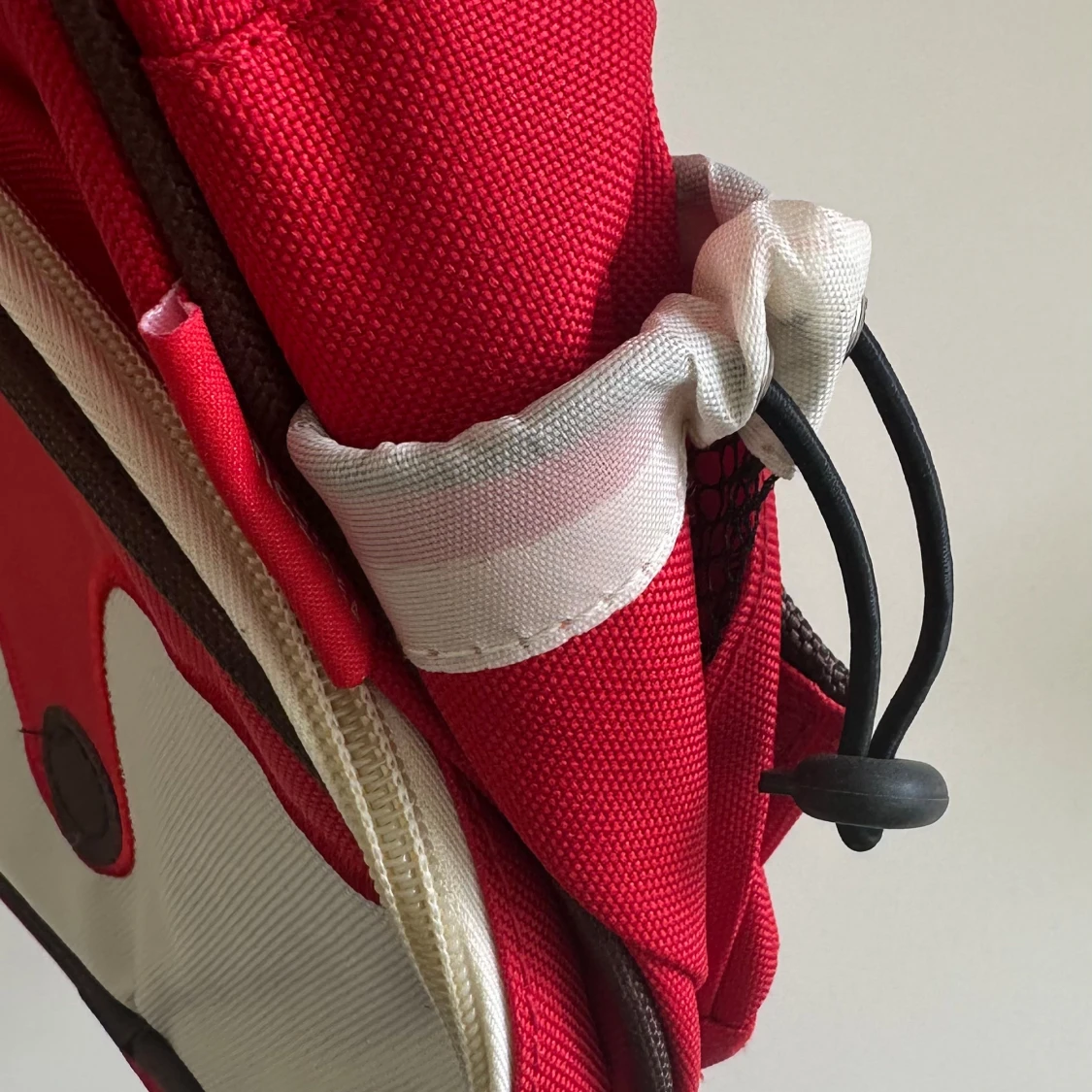 Röd ryggsäck med rävmotiv och fluffiga detaljer - 2