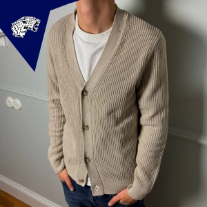 STICKAD CARDIGAN  - Fet stickad cardigan | Skick: 8.5/10 | Strl: S | Modellen är 182 cm | Hör av dig vid intresse eller om du undrar någonting! 