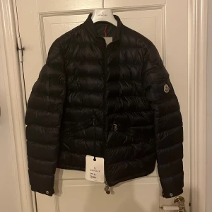 Moncler jacka - Säljer denna feta Moncler jackan i nyskick! Modellen heter agay giubbotto. Självklart äkta, lappen finns kvar. Skriv privat vid frågor eller funderingar!