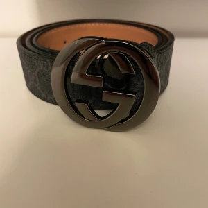 Svart bälte med ett svart spänne - Säljer ett snyggt bälte med svart spänne den är använd endast 2 gånger därav priset 