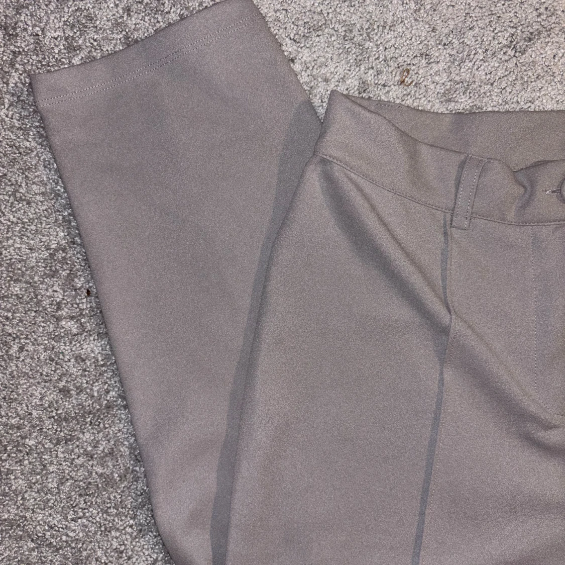 Gråa kostymbyxor  - 1