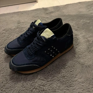 Rockrunners - Riktigt feta rockrunners! Skick 7/10 endast 3 nitar som saknas på ena skon🙌storlek: 42⭐️nypris ca 7k. Bara att höra av sig vid intresse eller frågor!