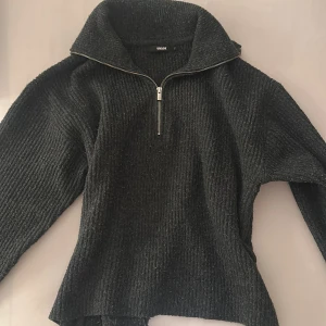 Mörkgrå stickad half zip-tröja Bikbok - Säljer denna mysiga tröjan från bikbok i storlek S