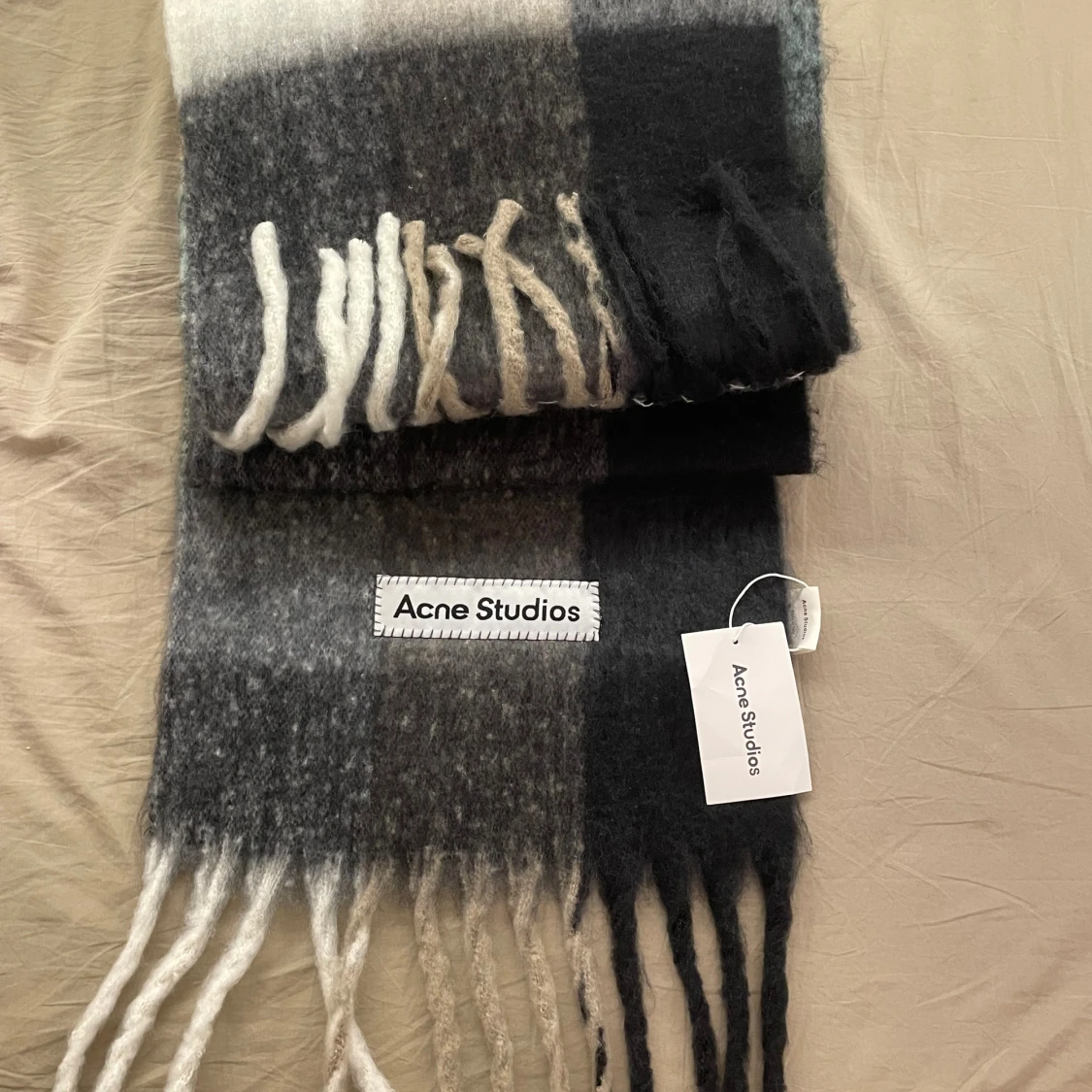 Rutig halsduk från Acne Studios - 1