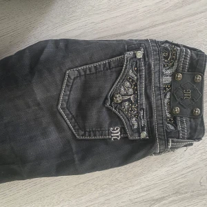 Miss Me svarta jeans  - Mina favorit  grå/svarta jeans från Miss Me! Omsydda från skinny till utsvängda/raka. Dem är Lågmidjade. Säljer då dem tyvärr inte passar längre. Storlek 28.