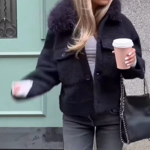  teddyjacka med pälskrage - Snygg blå teddyjacka med fluffig pälskrage och stora fickor framtill. Perfekt för dig som vill ha en trendig och mysig look under kyliga dagar.