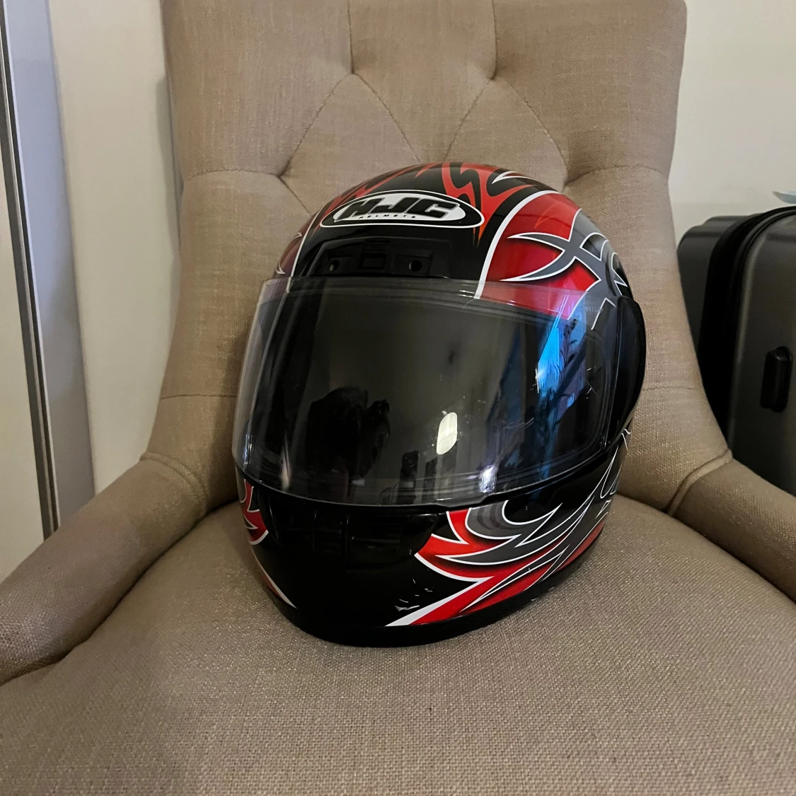 HJC motorcykelhjälm med röd design - 1