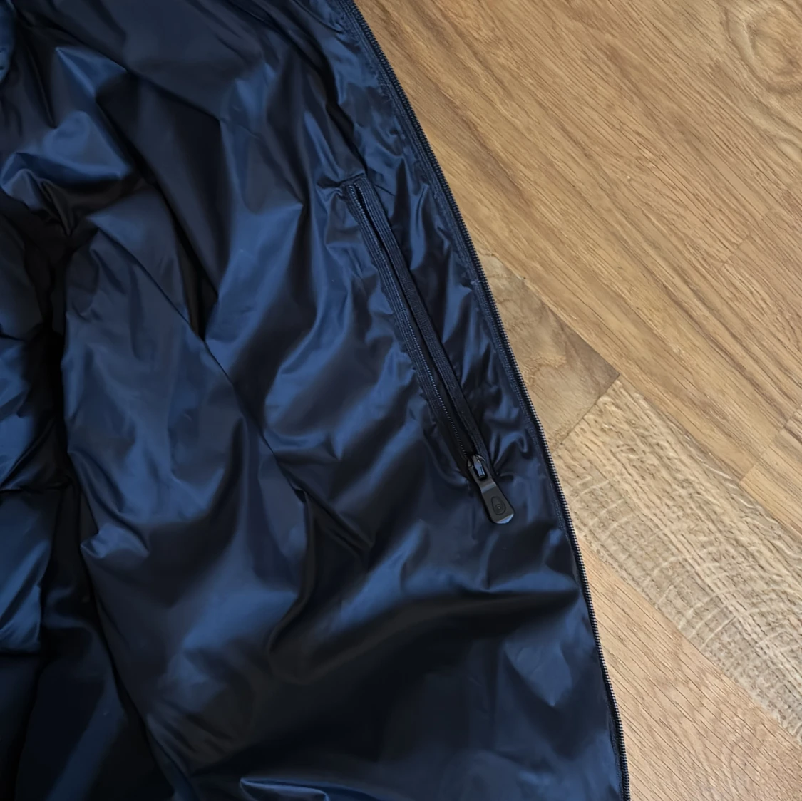 Svart dunväst från Sail Racing - 2