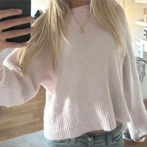 Ljusrosa stickad tröja med ribbad kant - Barn storlek men större i storlek, pris diskuteras💕