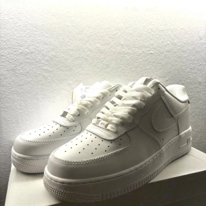 vita sneakers - Klassiska sneakers i helvitt skinn med perforerad tå, rund tå och platt sula. Snygg och tidlös modell med snörning och diskret logga på sidan. Perfekta för dig som villa ge en stilren sko men inte lägga tusen lappar💸stl: 42,43,44,46