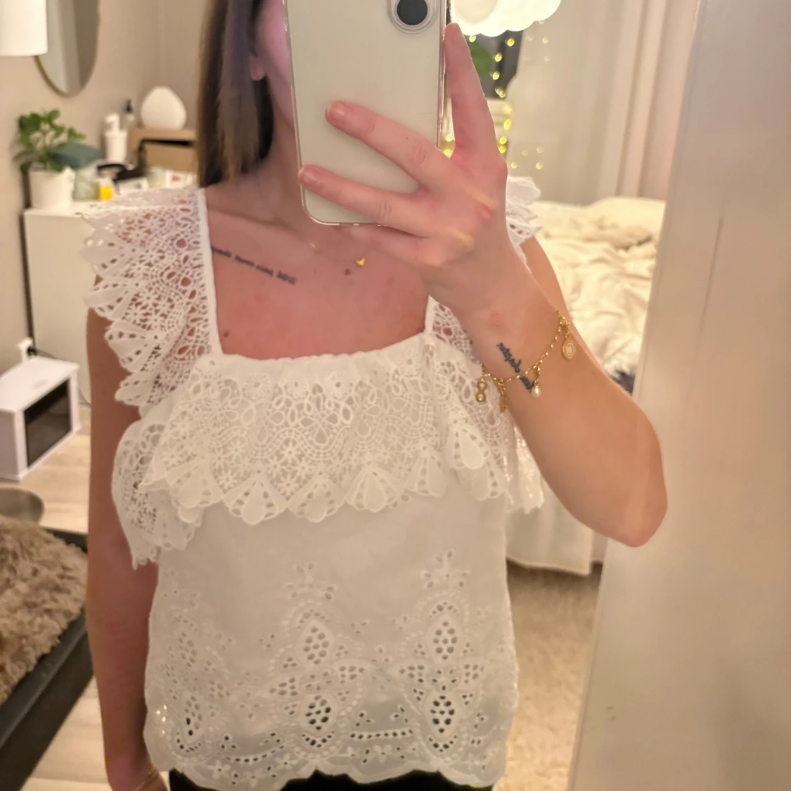 Vit spetsig blus med volang - 3