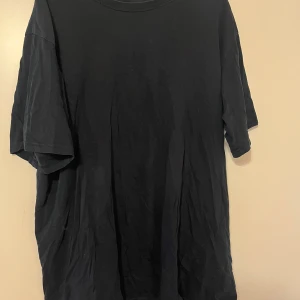 T-paita 2XL - Musta t-paita. Koko 2XL. Kaikai n 56cm, pituus n 76cm. Eläintalous MMM, lisätietoja saa kysymällä Katsothan myös muut ilmoitukseni Tarjoa 