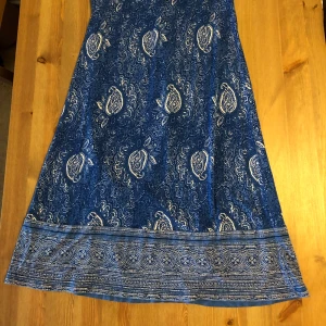 Klänning - Går ner till knäna på mig som är 160cm. Tveka inte på att höra av dig vid eventuella frågor, även om du tvekar på att köpa 💕