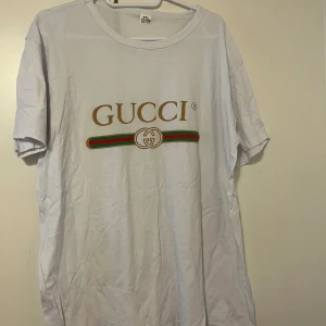 T-paita  XXL - Valkoinen perus t-paita. Ei ole aito…tullut tuliaisina joskus ulkomailta. Koko XXL. Kaikai n 57cm, pituus n 70cm. Toisessa olkasaumassa pieni reikä. Eläintalous MMM, lisätietoja saa kysymällä Katsothan myös muut ilmoitukseni Tarjoa 