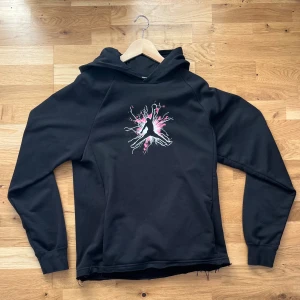 Jordan Sport svarta mjukisbyxor S - Svarta mjukisbyxor och hoodie från Jordan. Byxorna har dragsko i midjan och muddar vid bensluten. Tillverkade i Dri-Fit material som andas och känns sköna mot huden. 