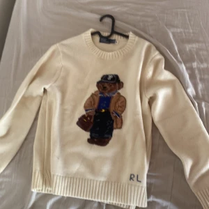 Vit stickad tröja Polo Bear Ralph Lauren - Vit stickad tröja från Polo Ralph Lauren perfekt tröja till hösten. Står storlek L men skulle säga att den passar bättre för dom med storlek M priset kan diskuteras 