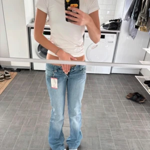 Dallas Jeans ljusblå bootcut jeans - OBS SÄLJES DÅ DOM EJ PASSADE, BILDER LÅNADE AV FÖRRA LGATEN SKRIV FÖR EGNA! Ljusblå jeans från Dallas Jeans med bootcut passform och låg midja. Klassisk femficksmodell i jeansmaterial, perfekta för dig som gillar en avslappnad och trendig look. Snygga detaljer och skön stretch i tyget.