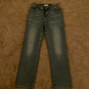 Blå raka jeans  - Snygga blå jeans från Lindex i storlek 152. Klassisk femficksmodell med raka ben och normal passform. Jeansen har en lätt tvättad look och är tillverkade i mjukt bomullstyg för skön känsla hela dagen.