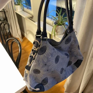 Vintage y2k handväska - Jättefin vintage handväska. Använd men är i väldigt bra skick. Pris kan diskuteras