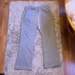 Grå mjukisbyxor från Sumwon - Grå mjukisbyxor från Sumwon, flared fit. Inga skador på byxorna. Storlek: S