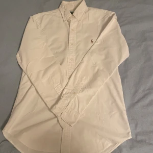 Vit Ralph Lauren skjorta - Fet vit Ralph Lauren skjorta. Inga defekter och knappt använd. Skriv för frågor och pris kan diskuteras 
