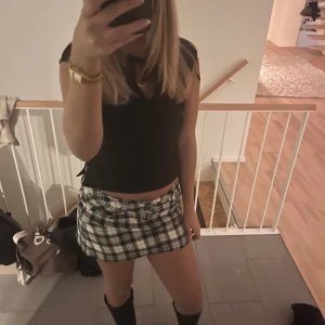 Svartvit rutig minikjol från Blendshe yk2, vintage - Supersnygg svartvit rutig minikjol från Blendshe med klassisk femficksdesign och knappstängning fram. Kjolen har bälteshällor och är gjord i mjuk bomull,. Passformen är normal och kjolen är kort.💗