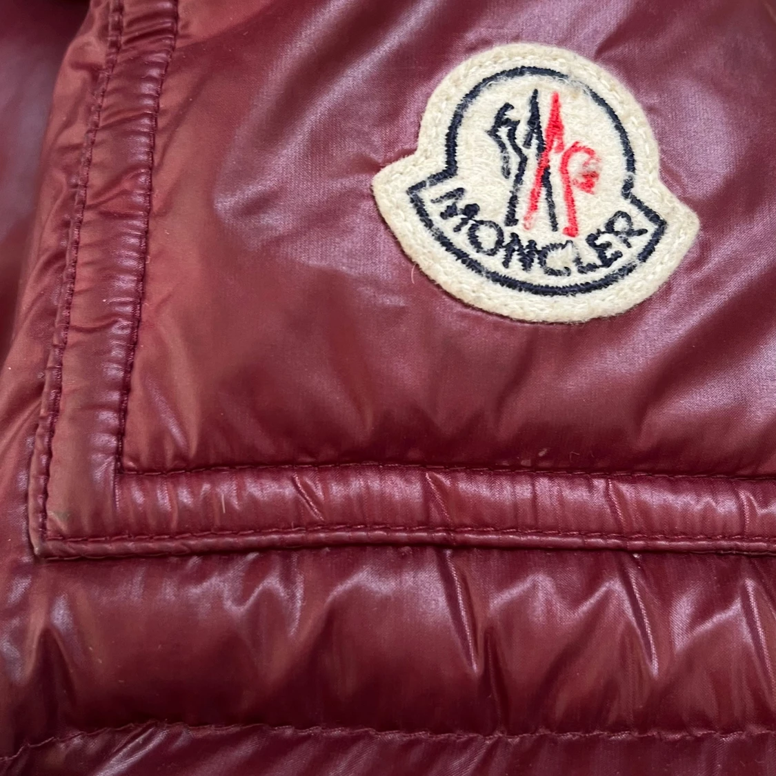 Vinröd Moncler pufferjacka med huva - 3