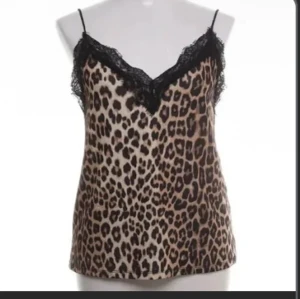 Leopard linnetopp med spets - Säljer mitt jättesnygga leopard linne. Linnet är i bra skick. Skriv privat för fler bilder!! Pris kan diskuteras!!💗