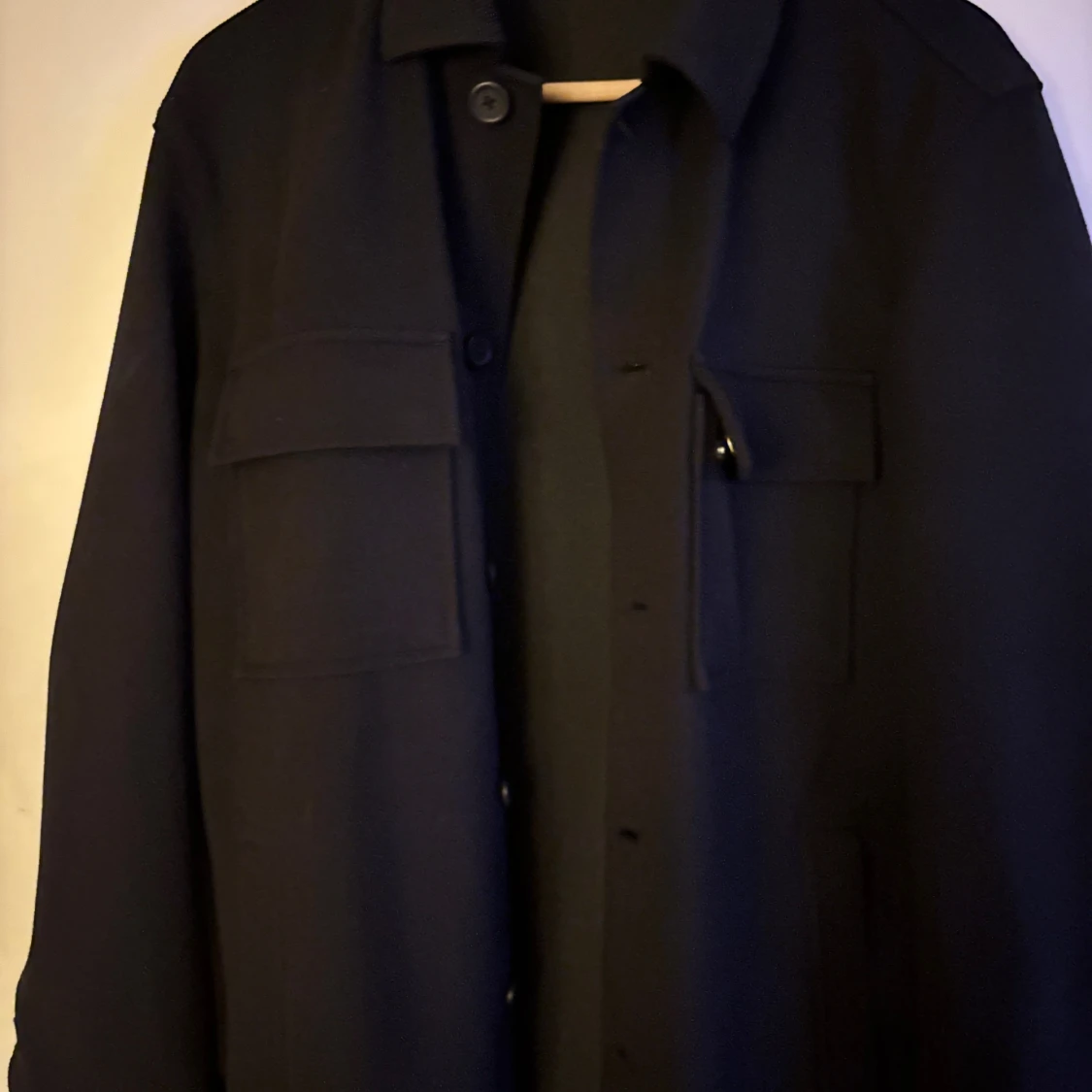 Svart overshirt med fickor från Zara