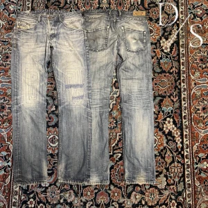 Unika vintage diesel jeans - Helt sjuka diesel jeans! Dessa har en helt otrolig tvätt med riktigt coola detaljer! Priset är därav ett unikhet och hur svåra de är att hitta någon annan stans billigare! Modellen är belther vilket passformen du ser sista bild. Mått: Midja:44cm Längd:104cm Benöppning:17,5cm