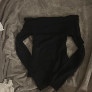 Svart offshoulder tröja Culpables S - Snygg svart offshoulder tröja från Culpables x Springfield i storlek S. Tröjan har långa ärmar och en tight passform som sitter snyggt över axlarna. Perfekt för dig som vill ha en stilren och trendig look.