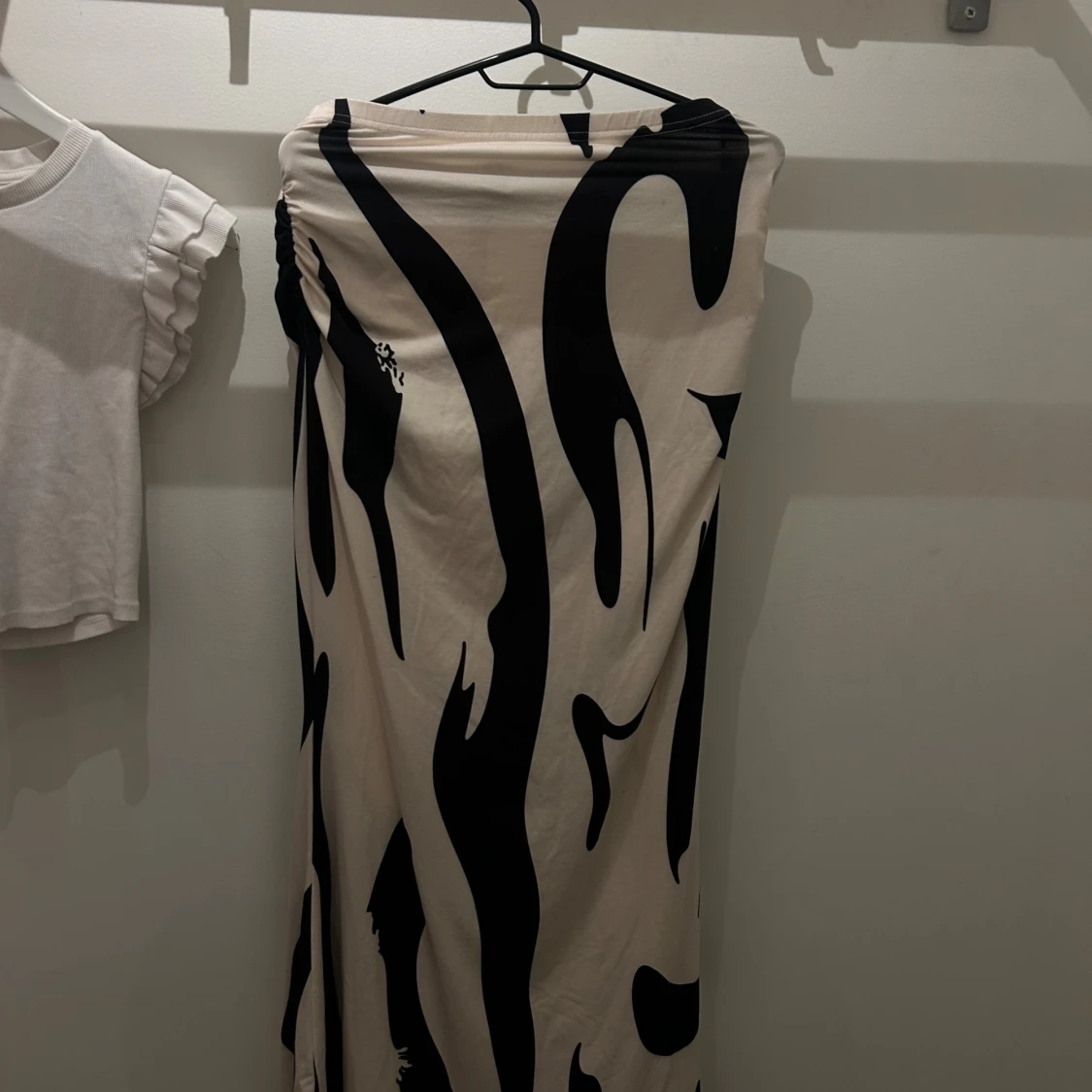 Beige långkjol med svart zebramönster - 1