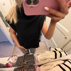 Svart väst med krage - Svart, ärmlös väst med en låg krage. Västen ger en enkel och clean look och är perfekt för en chill vibe nu på hösten. Skriv vid frågor 💕