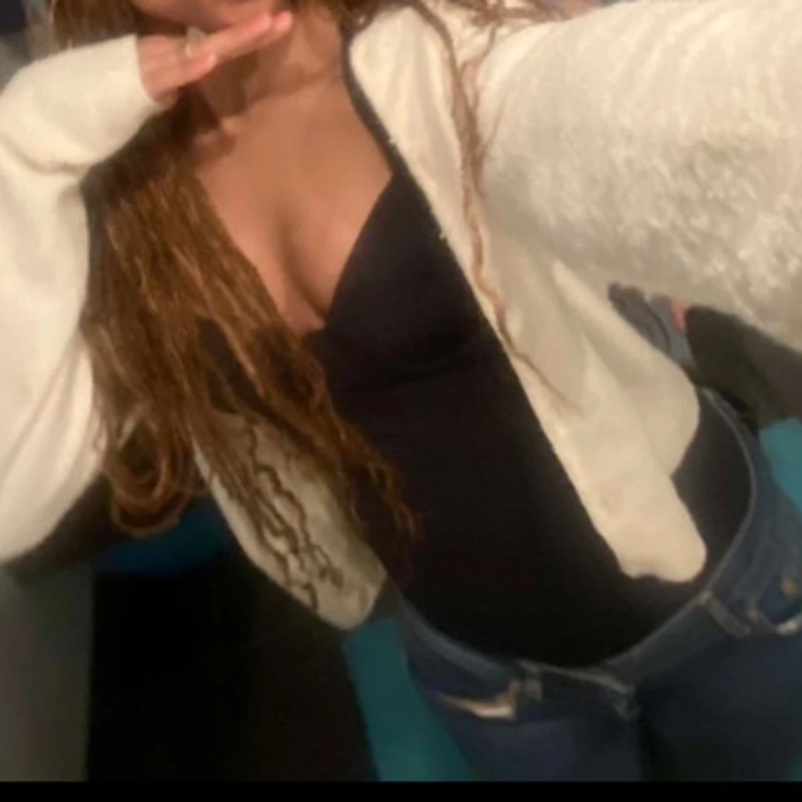 Vit fluffig kofta med lång ärm