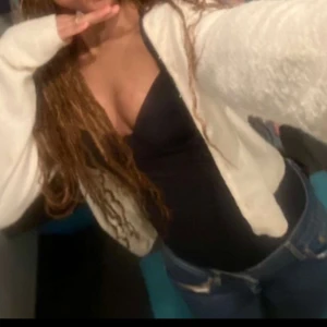 Vit fluffig kofta med lång ärm - Mysig vit kofta med fluffig känsla och lång ärm. Koftan går att knäppa 