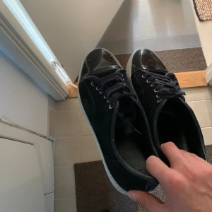 Lanvin - FÖRST TILL KVARN! Lanvin skor vars nypris är 4999kr, mitt pris är endast 1299. 🤩Storlek 9 - motsvarar 43, möjligtvis en mindre 44. Ända defekten förekommer på ena skorn vid framsidan (syns på sista bilden) annars har skorna väldigt mycket kvar att ge, och är i allmänt bra skick. ⭐️