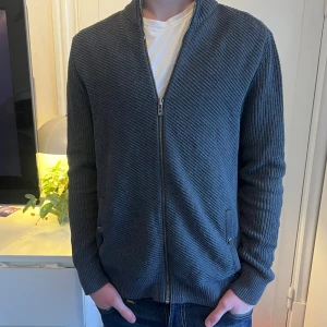 Fullzip  - Fullzip från Calvin Klein | Modellen är 176