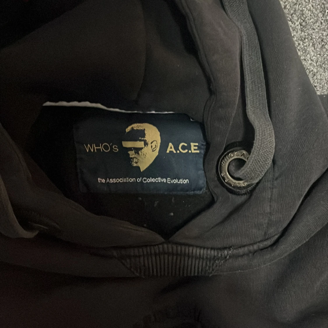 Svart hoodie från WHO'S A.C.E - 1