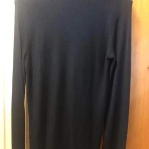  kashmir tröja från A.P.C. - En stilren mörkblå stickad tröja från A.P.C tillverkad i kashmir. 