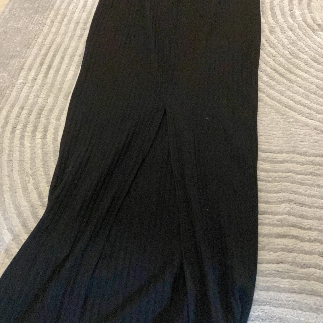 Svart ribbad långklänning offshoulder - 2