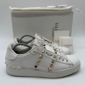 VALENTINO ROCKSTUD - Valentino rockstud - Skick: 8,5/10 - Storlek 37 - Tillbehör: Extra nitar - Nypris 7700kr - Hör av dig vid minsta fundering