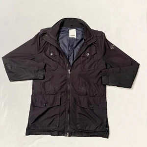 J.Lindeberg field jacket - En riktig snygg field jacket från J.Lindeberg! Stl: M, skador, ett pyttelitet hål vid vänster ficka.