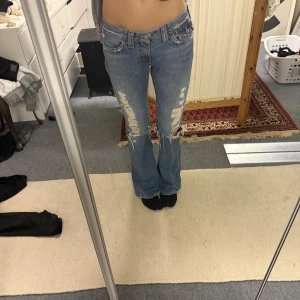 True Religion jeans - Så sjuuukkt snygga o eftertraktade jeans som tyvärr blivit för stora trots att jag sytt in dom hos en professionell skräddare! Importerade ganska dyrt från USA🩷🩷 Midjemått rakt över 39,5 cm och innerbenslängden 87 cm🩷🩷 !!!Buda endast om du faktiskt kommer köpa plagget om jag accepterar!!!!